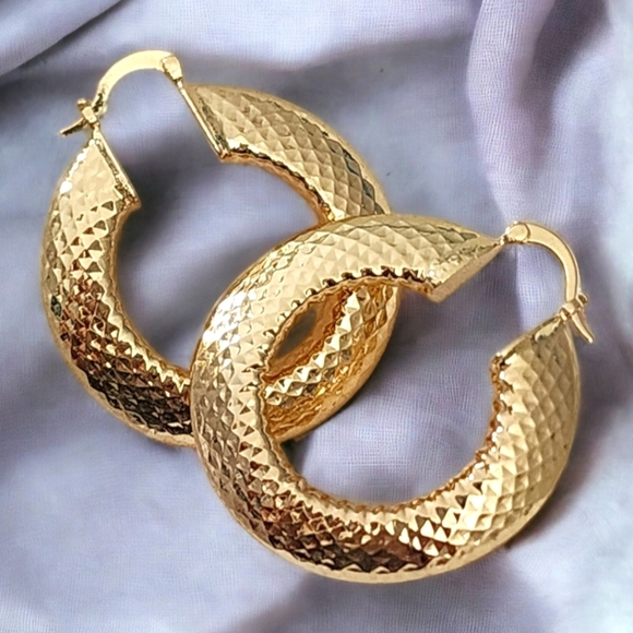 18k Gold Layered Chunky Medium Hoop Earrings - Diamond Cut Finish - Picture 4 of 9